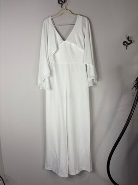 Badgley Mischka Ivory V-Neck Draped Cape Jumpsuit
Bridal, wedding elegant